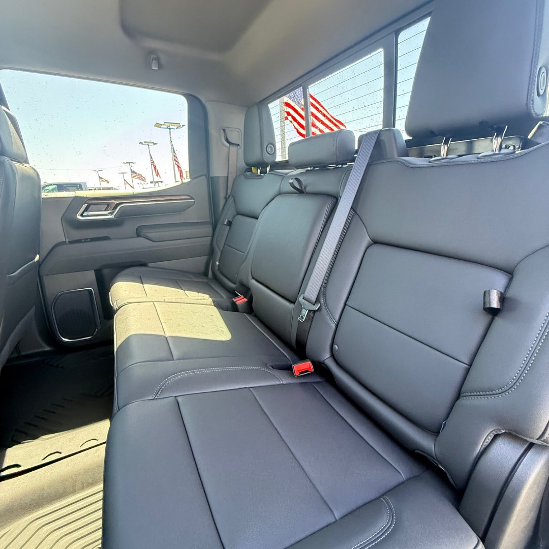 It’s your lucky day! 🍀 Get behind the wheel of this 2025 Chevrolet Silverado 1500 RST with a 6.2L V8 engine, 420 HP, and 13,300 lbs of towing power. Whether it’s work or play, this truck is pure gold. 🌟 #CableDahmer #StPatricksDay #Chevrolet #Silverado #Truck #Independence