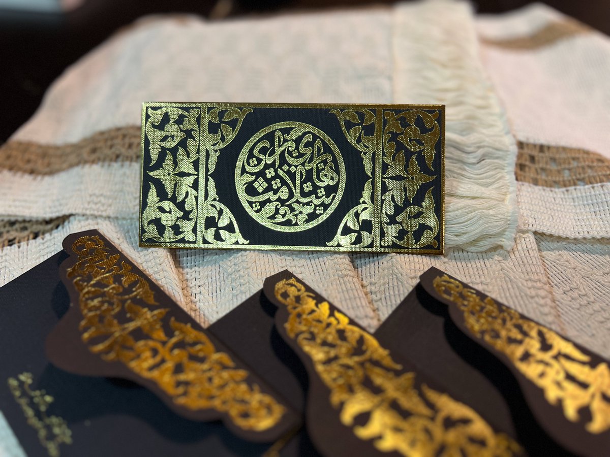 muhammadteja46's tweet image. Sampul Raya @AkademiJawi  2025
.
Corak dan segak bunga Melayu
.
Dicetak dengan Tinta emas
.
Kertas Linmaster hitam, 128gsm
.
Inspirasi dari seni manuskrip Terengganu
.
Adakah ada yang berminat?

#raya2025 
#sampulraya