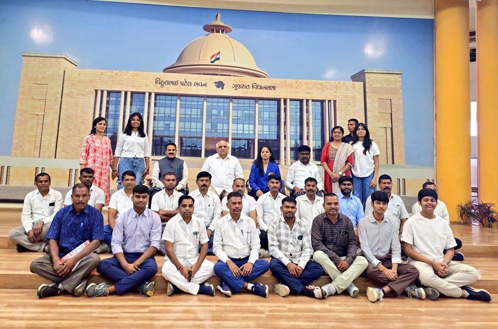 Vijaypatel173's tweet photo. વિશ્વકપ ખો-ખો રમતમાં દેશ અને આદિવાસી સમાજનું ગૌરવ, મારા ડાંગની દીકરી ઓપીના ભીલારે પરિવાર સહ આજે ગાંધીનગર વિધાનસભા પરિસરમાં માન. મુખ્યમંત્રી શ્રી @Bhupendrapbjp સાહેબ સાથે મુલાકાત લીધી.

આ વેળાએ વિધાનસભા ખાતે ઉપસ્થિત ડાંગ જિલ્લાના પ્રભારી મંત્રી @kunvarjihalpati જી (1/2) https://t.co/PLDQwNoXaY