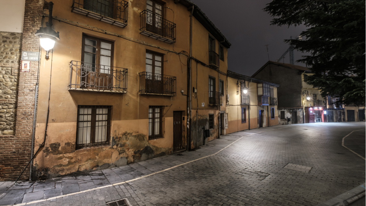 🍷 Barrio Húmedo

📍 Ubicación: Junto a la Catedral y la calle Ancha 

🍽️ Imperdibles: Tapas gratis con tu bebida y restaurantes con encanto 

🌙 Ambiente: De día, tradición y mercados; de noche, el mejor punto de encuentro.

#VisitaEspaña #BarrioHúmedo