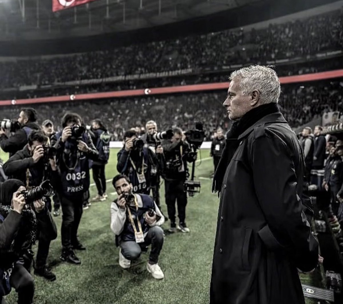 Fenerbahçe puan kaybetti diye galatasaray’ın yaptıklarını aklayanlardan olmayacağım. Zafer’e giden yol çiçekli bahçelerden geçmez. En kötü gün bugünse bugünde Jose Mourinho diyorum. Tek kişi kalsam bile saflarındayım, satanlardan olmayacağım.