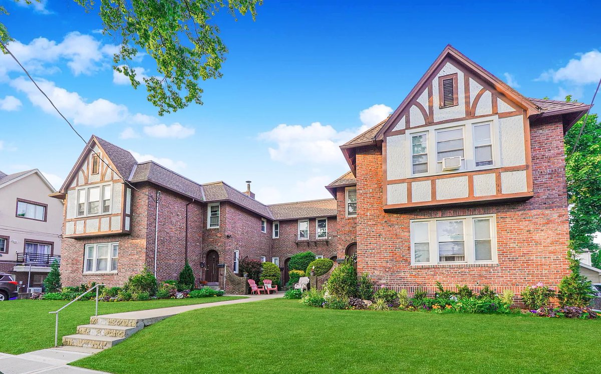 QuickLiquidity's tweet image. We&apos;re excited to announce that we recently funded a 1st mortgage cash-out refinance on a 8-unit apartment building 🎉

🌎 Property in Staten Island, NY
💰 Property Value: $1.5 million
⏳ Closed in: Just 7 days from a signed term sheet