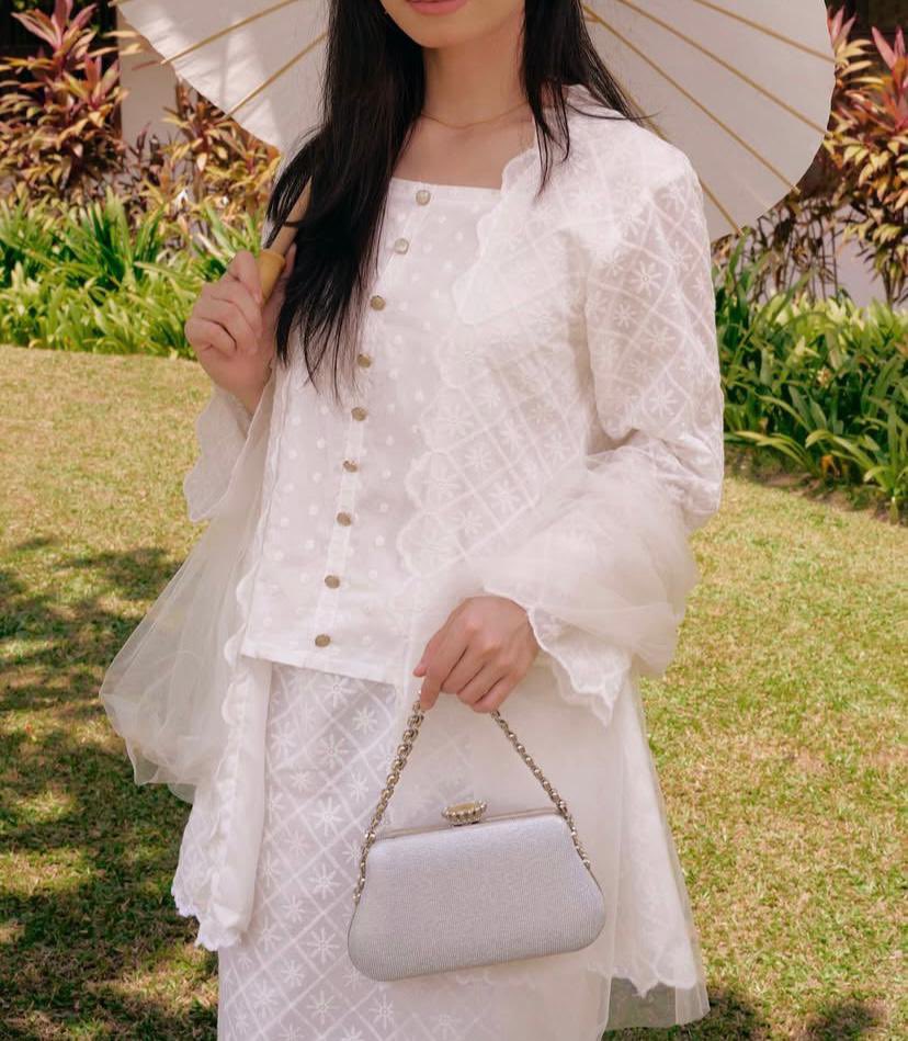 AliatulAqila's tweet image. Kenapa i baru tahu kewujudan brand ni. Dahla kebaya dia ada vibes wanita melayu terakhir bila pakai! Cantik gilaaa🔥😍