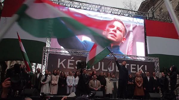 JfbOfficiel's tweet photo. Samedi lors de la fête nationale, l'opposant Péter Magyar devançant Viktor #Orbán dans les sondages fédérait une foule massive lors de son discours prononcé sur l'avenue Andrássy út. Reportage photo signé @CSilla_Katona. https://t.co/pb5Qblfp38
