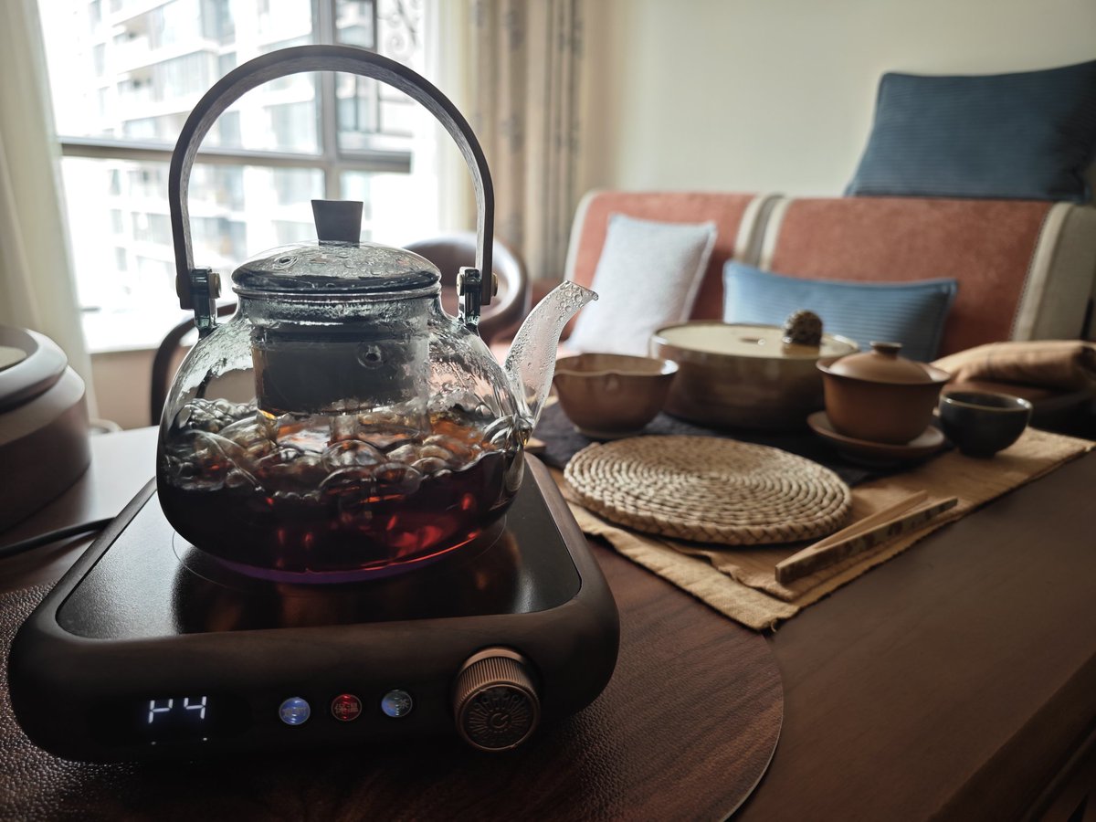 QRF4uARfNlWul43's tweet photo. #太吾村甘泉厅 第一次体验蒸 #老茶头 #laochatou , 茶和沸水接触到了一瞬间香味就被激活,很有穿透力,像沉香加上枇杷叶的木质香调;入口很惊喜,蒸出来的汤质非常纯净,重缎一样柔滑丰润的果胶感,又香又甜,后调有一点冰糖枇杷膏质感的回甘和鲜奶奶皮的浓香,妙极!
#普洱熟茶 #puhertea https://t.co/QTyK3jsuRm