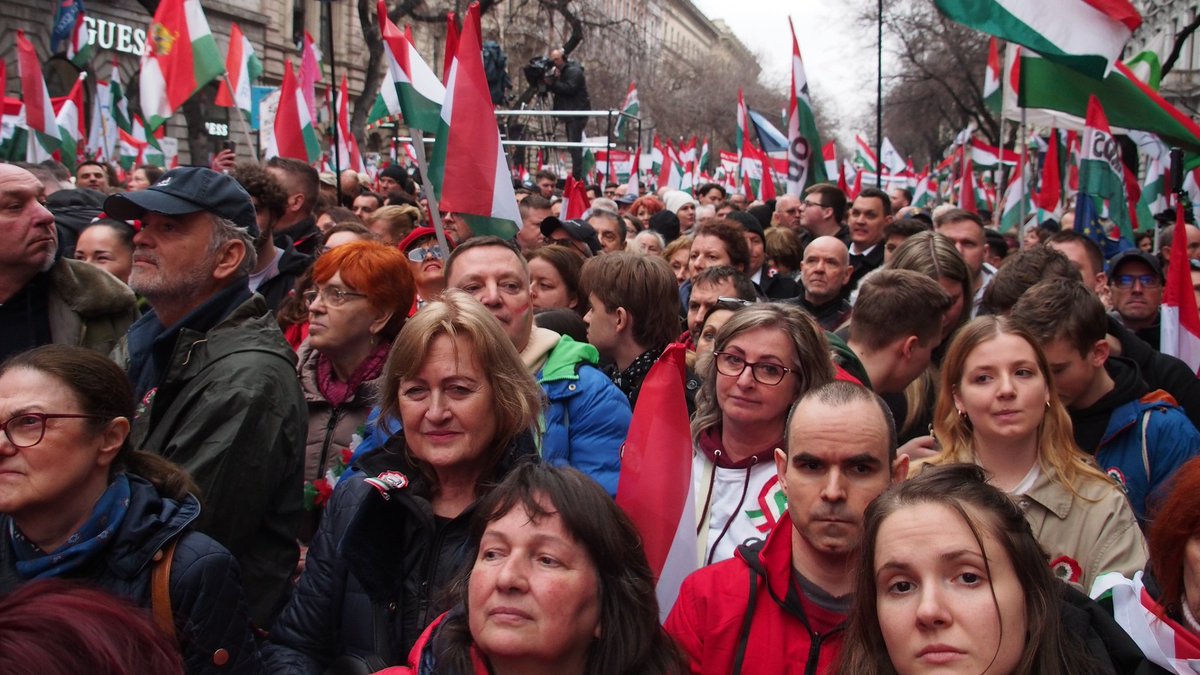 JfbOfficiel's tweet photo. Samedi lors de la fête nationale, l'opposant Péter Magyar devançant Viktor #Orbán dans les sondages fédérait une foule massive lors de son discours prononcé sur l'avenue Andrássy út. Reportage photo signé @CSilla_Katona. https://t.co/pb5Qblfp38