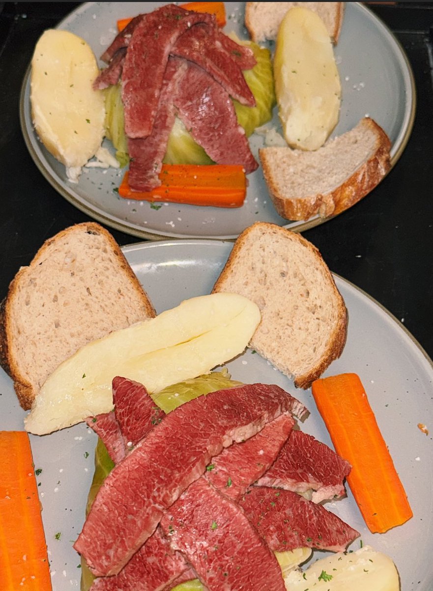 Happy St Patrick’s Day! ☘️ 

Todays Specials…

Corned Beef N Cabbage
Reuben 
Green Beer
Guinness
Half N Half
Jameson
Tullamore Dew
Cream of Potato Soup

#StPatricksDay2025 
#StPaddysDay 
#StPaddysWeekend 
#ChicagoLoop
#Downtown

☘️🥃🍺☘️