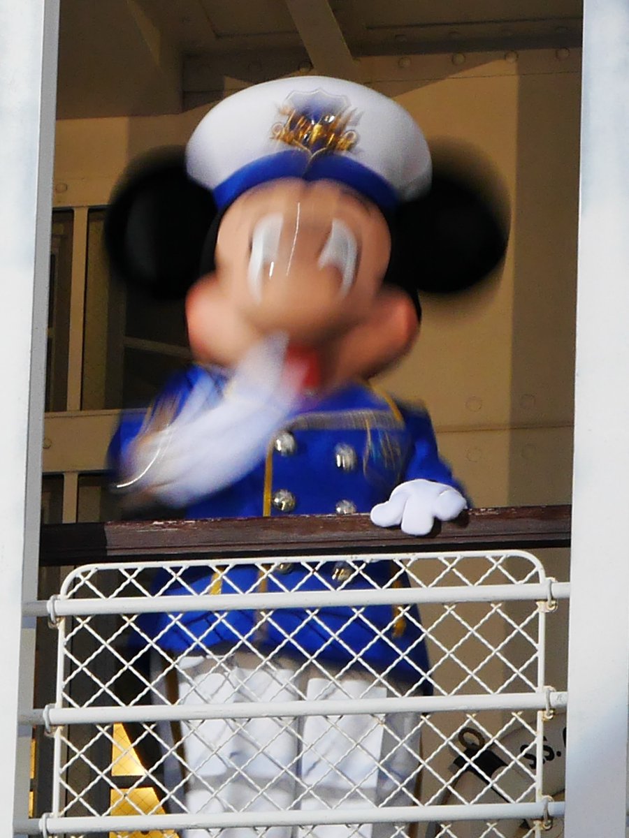 Am_ftw_W1_C1's tweet photo. ではここで
テーブル見納めの時の
私が撮った
伝説の船長ミッキーをどうぞ💁‍♀️笑 https://t.co/xFOcebf3zD
