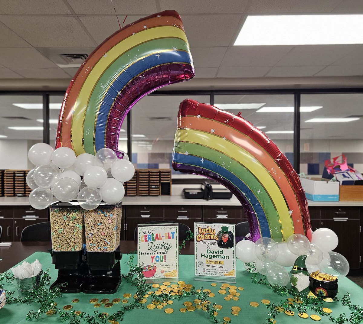 BSeiterAP's tweet photo. We are 𝗖𝗲𝗿𝗲𝗮𝗹-𝘀𝗹𝘆 𝗟𝘂𝗰𝗸𝘆 to a staff like YOU, Millsap Mustangs!  
Huge thank you to @DavidHCentury21 for providing this fun treat!!
@TheDHagemanTeam @cyfairMillsap #staffappreciation #MustangsLEAD https://t.co/Wtu49X1h29