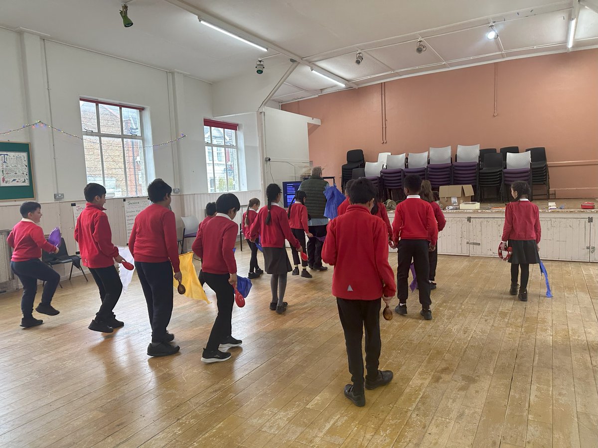 VicarageSchool's tweet image. 📢 Year 4 had a fantastic time at St. Mary&apos;s Church today for their Easter Workshop! 🎨🎶 From Body Moves to Easter Gardens, banner-making, singing, drama, and painting—so many creative activities to celebrate the season! 🌸✝️ #EasterWorkshop #Year4 #CreativeLearning