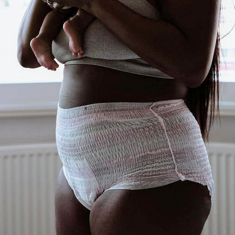 Lecture utile pour les futurs papas également 🔍

"On nous conseille de nous reposer post-partum (après l'accouchement). Mais peu de professionnels de santé nous expliquent POURQUOI ? 

Alors voici quelques preuves concrètes  de la nécessité de vous reposer après la naissance