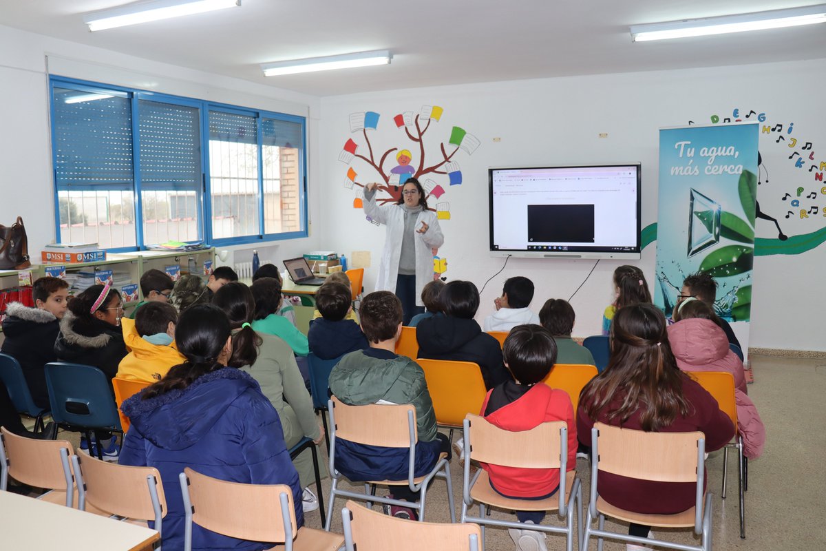 Veolia_Castilla's tweet photo. Arrancamos la #SemanaDelAgua con los primeros talleres educativos de #Aqualogía, nuestro programa educativo, en #CLM. 

El CEIP Inmaculada Concepción, en #VillanuevadelaFuente, ha sumado 28 nuevos vigilantes del #agua, que han disfrutado jugando, aprendiendo y además con regalo. https://t.co/t3eK4x0Gwb