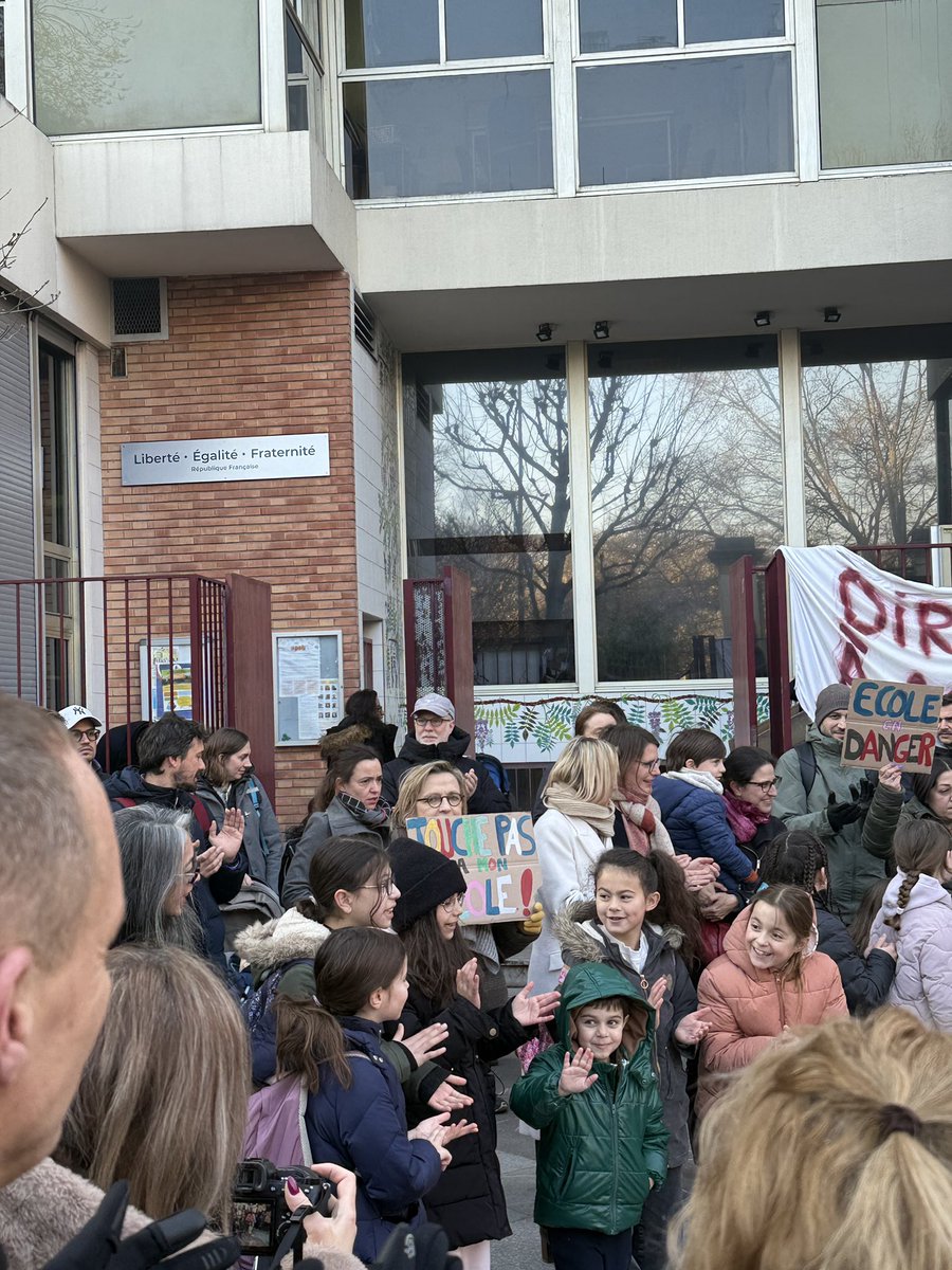 La mobilisation se poursuit dans les écoles du 5e pour dire NON aux fermetures de classe. Ce matin à Buffon ⤵️