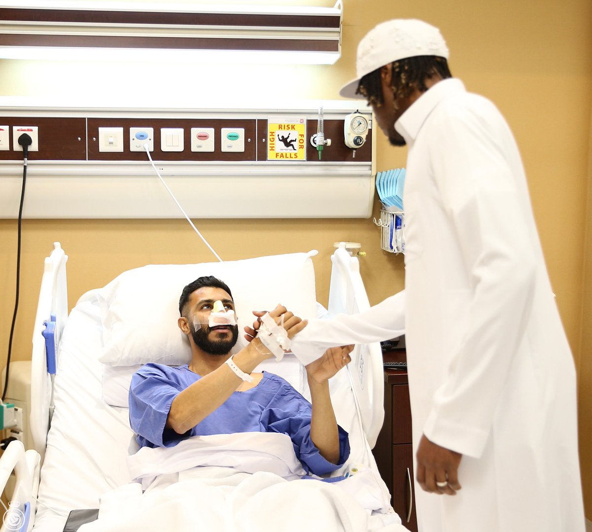 أجرى نجم الفريق الأول الكابتن محمد فتيل عملية جراحية ناجحة بحمد الله في الأنف بسبب الكسر الذي تعرّض له في مباراة الاستقلال الإيراني .

ترجع بالسلامة 🙏