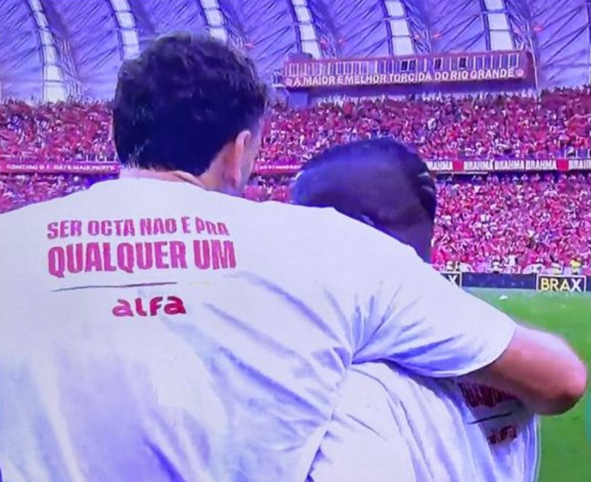 AlvaroGattiboni's tweet photo. O Grêmio é muito grande e nossa torcida é muito comprometida para aguentar desaforo de um patrocinador que não tem qualquer identificação conosco. Sugiro aqueles que tem conta junto a  @alfabetbr fechem, e os demais sequer criem. Que parceria é essa! #ForaAlfaBet https://t.co/4ciIUpwzxd