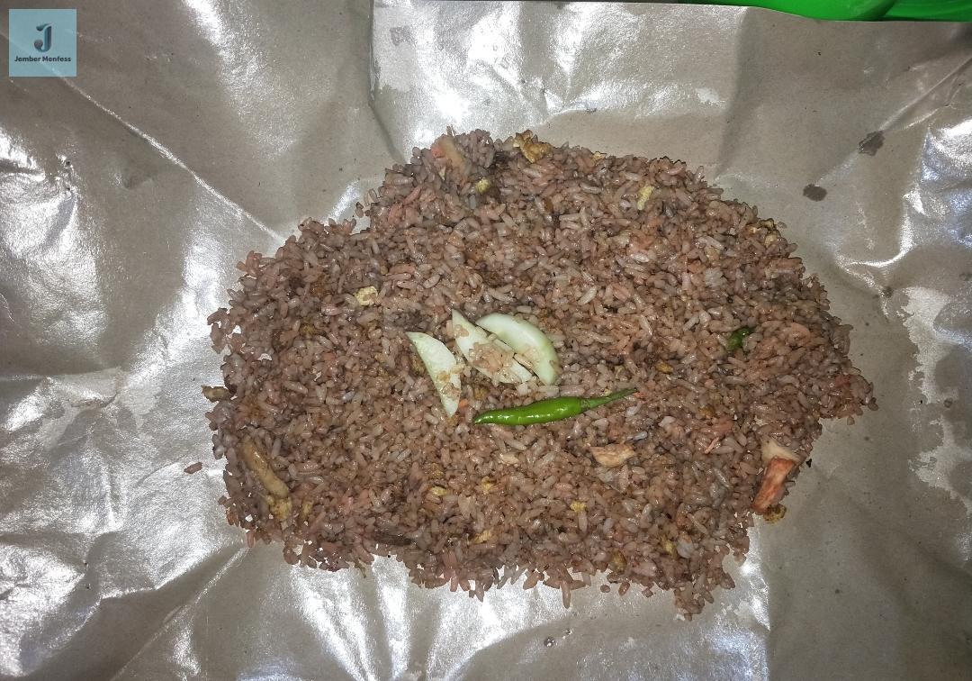 jembermfs's tweet photo. /jbrfess/ iseng lewat jl danau toba, nyoba nasi goreng gerobakan sebrang ineri suki eh rasanya enak smoky, coba deh!! segini byk cuma 10k, acarnya seger, suwiran ayamnya lumayan, ada orak arik telurnya 🤩 very recommended 🫶🏻 sayang bgt masih sepi :( https://t.co/4ThisoD8Lj