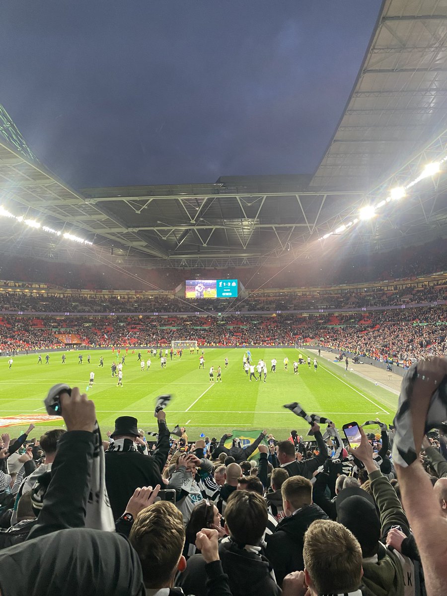 tomhowie9's tweet photo. Greatest day of my life 🏆🖤🤍 #NUFC https://t.co/DH9NnEhimt