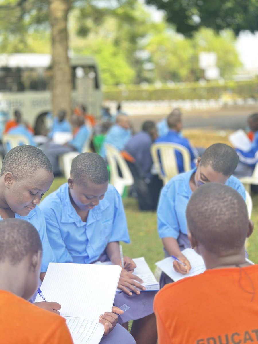 Kisubi_Mapeera's tweet photo. Learning beyond the classroom! Our Senior One students engage in interactive outdoor discussions, making education more engaging and dynamic. #ActiveLearning #KIMSS https://t.co/ifJedscsej