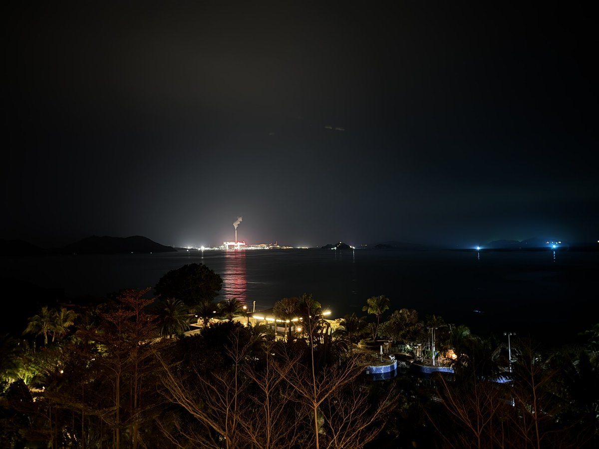 天气虽然不太好，夜景也没有星星月亮，但是海风和海浪的声音已经足够治愈。#巽寮湾