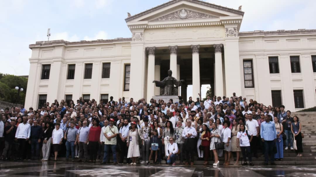 Para tejer redes entre nuestros pueblos que nos permitan reivindicar la comunicación del Sur enfrentando retos y aprovechando oportunidades comenzó en #LaHabana el IV Coloquio Internacional Patria. Junto a <a href="/DiazCanelB/">Miguel Díaz-Canel Bermúdez</a> participamos en la inauguración de este evento. #PatriaEnRed
