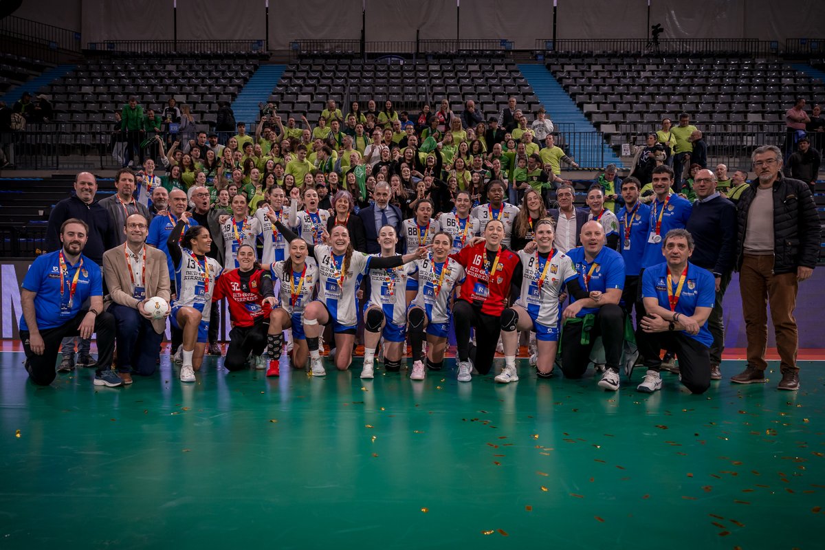 Y dejamos para el final las fotos de la merecida celebración donde las jugadoras se mezclaron con sus rivales en el partido para celebrar todas juntas sus diferentes logros. Posteriormente se acercaron a ese hinchada tan fiel que nos ha dado ánimos y aliento durante todo el