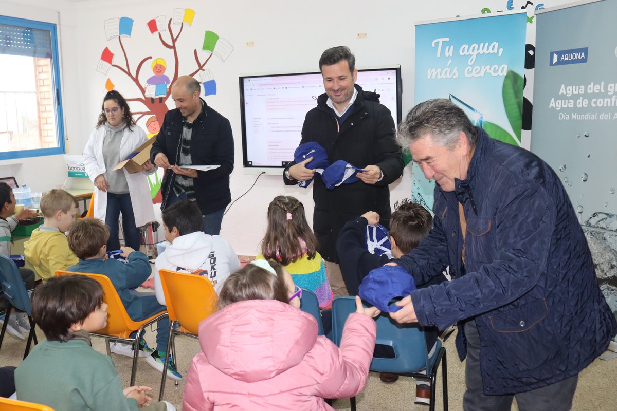 Veolia_Castilla's tweet photo. Arrancamos la #SemanaDelAgua con los primeros talleres educativos de #Aqualogía, nuestro programa educativo, en #CLM. 

El CEIP Inmaculada Concepción, en #VillanuevadelaFuente, ha sumado 28 nuevos vigilantes del #agua, que han disfrutado jugando, aprendiendo y además con regalo. https://t.co/t3eK4x0Gwb