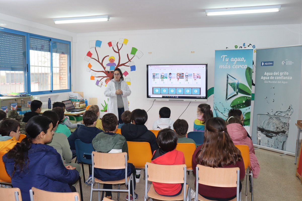 Veolia_Castilla's tweet photo. Arrancamos la #SemanaDelAgua con los primeros talleres educativos de #Aqualogía, nuestro programa educativo, en #CLM. 

El CEIP Inmaculada Concepción, en #VillanuevadelaFuente, ha sumado 28 nuevos vigilantes del #agua, que han disfrutado jugando, aprendiendo y además con regalo. https://t.co/t3eK4x0Gwb
