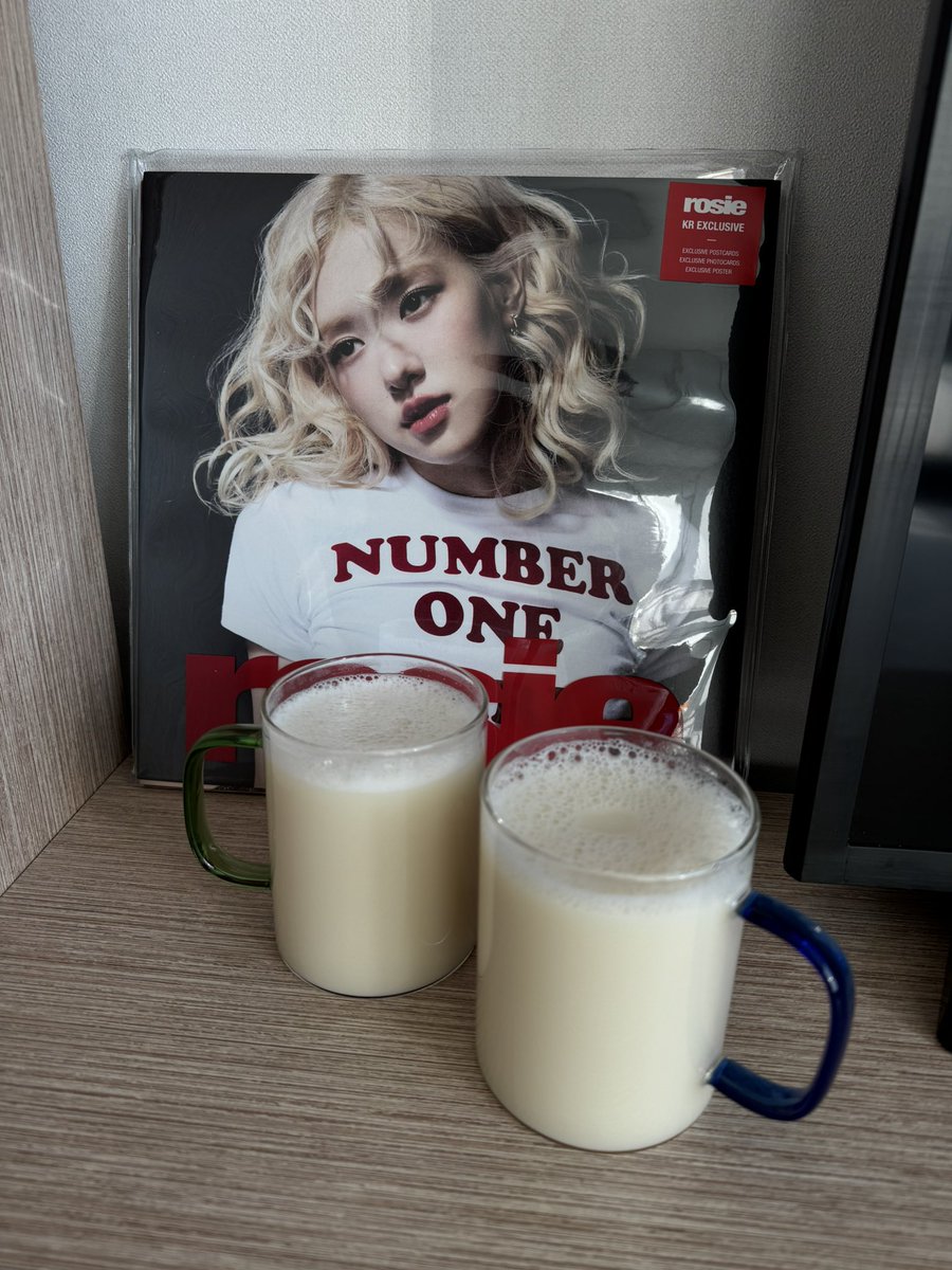 23l005's tweet image. 사실은•••3
친구 집들이 선물로 로지 앨범 들고 갔었다*_*
집들이 선물로 찰떡이다!!
#로제 #로지 #집들이