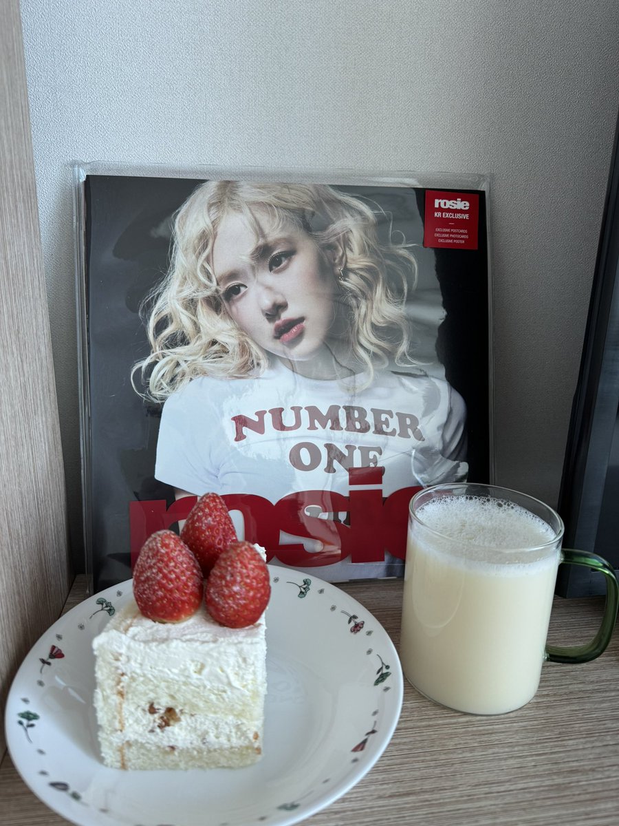 23l005's tweet image. 사실은•••3
친구 집들이 선물로 로지 앨범 들고 갔었다*_*
집들이 선물로 찰떡이다!!
#로제 #로지 #집들이