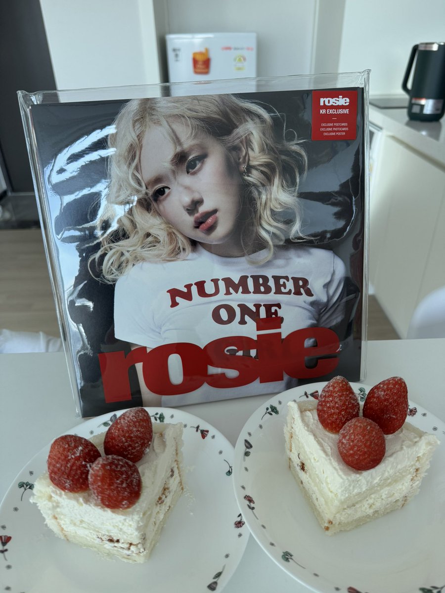 23l005's tweet image. 사실은•••3
친구 집들이 선물로 로지 앨범 들고 갔었다*_*
집들이 선물로 찰떡이다!!
#로제 #로지 #집들이