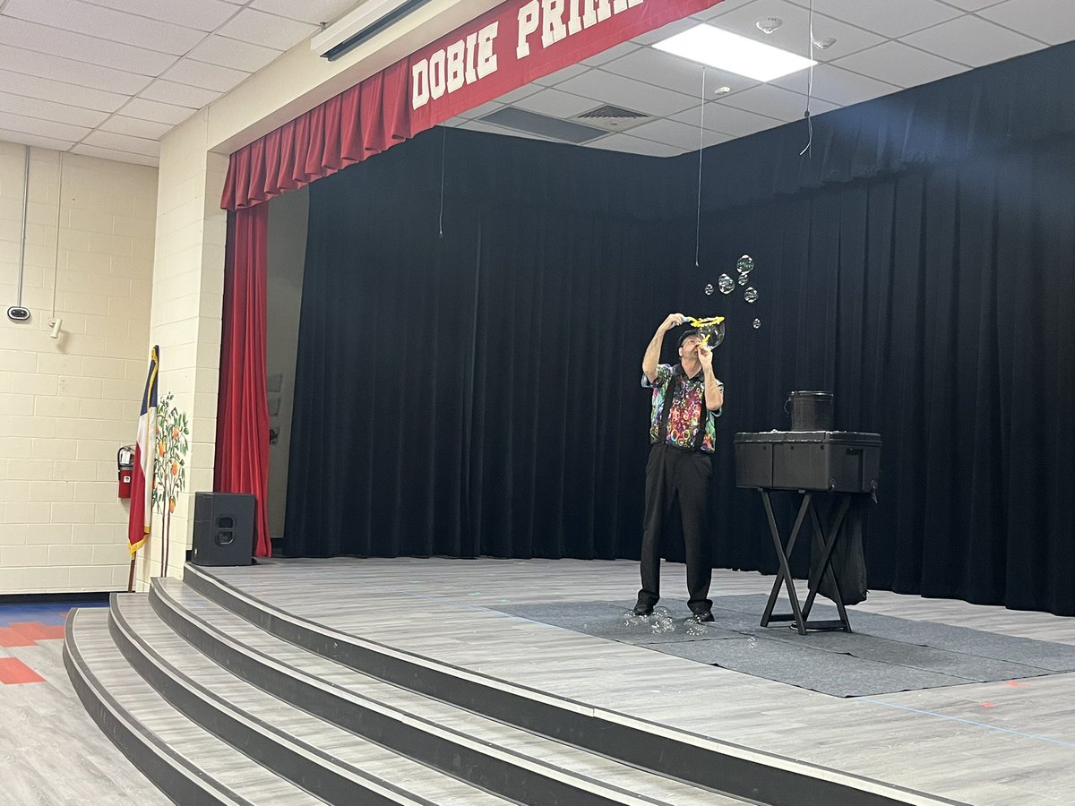 Professor Pop absolutely delighted our Dobie Stars! We love bringing experiences here to <a href="/DobiePKSchool/">Dobie Pre-Kindergarten School⭐️</a> for our students! <a href="/KHprincipal/">Kirstyn Hart</a> #RISDBeTheOne