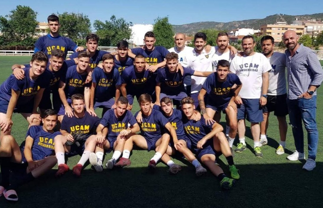 Q alegría recibir este tipo de fotos (gracias Fran, no te veo 🤦🏽), vaya pedazo de banda🥰!  #ucamjuvenil #ascensoDH #recuerdos 🥹⚽♥️