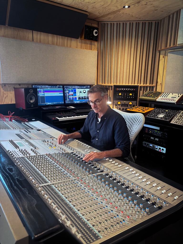 AudientWorld's tweet photo. Greg refurbished a 2nd hand ASP8024 Classic console, then built a studio to put it in &amp; finally, 40 years after qualifying as an engineer he's working on recording and music again! 🔊💪

To read the full article, head to the link. 🔗👉 https://t.co/ptdWTIx4Ua

#Audient #ASP8024 https://t.co/07zEjOXYvq