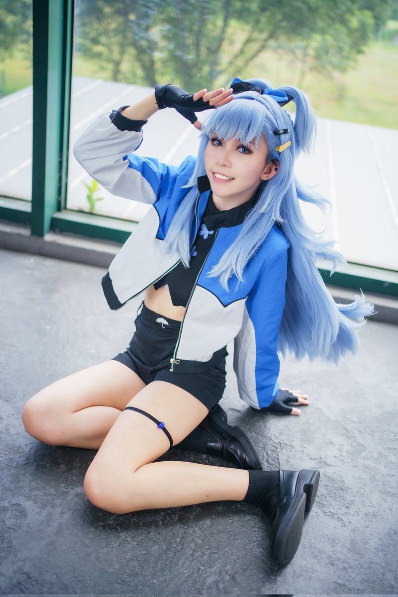 futaba_0219's tweet photo. iii 🎶🎤

📷：@RazrigPhotos 

#kobokanaeru #AeruSeni #hololive #holoID #cosplay #Vtuber #果波 https://t.co/sg2eypY1GD