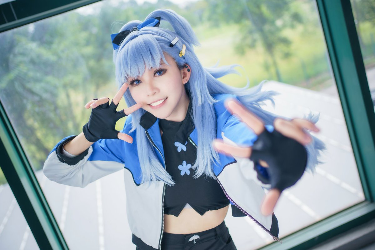 futaba_0219's tweet photo. iii 🎶🎤

📷：@RazrigPhotos 

#kobokanaeru #AeruSeni #hololive #holoID #cosplay #Vtuber #果波 https://t.co/sg2eypY1GD