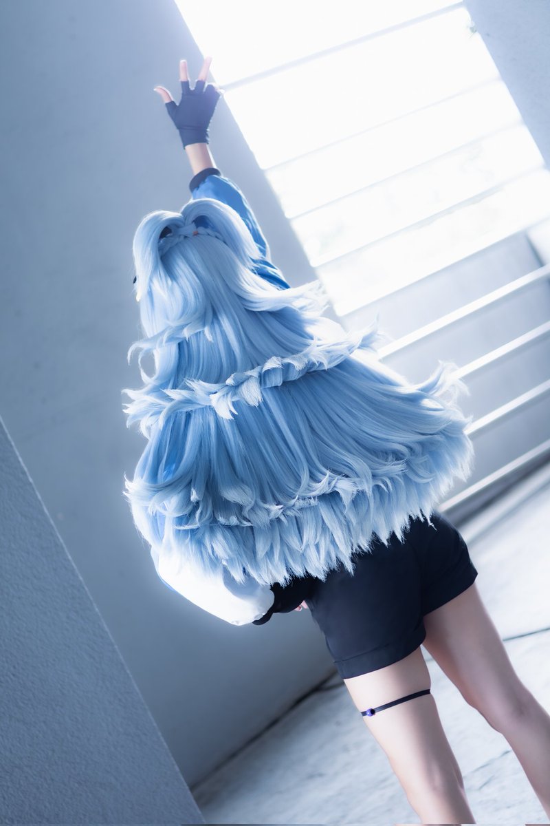 futaba_0219's tweet photo. iii 🎶🎤

📷：@RazrigPhotos 

#kobokanaeru #AeruSeni #hololive #holoID #cosplay #Vtuber #果波 https://t.co/sg2eypY1GD