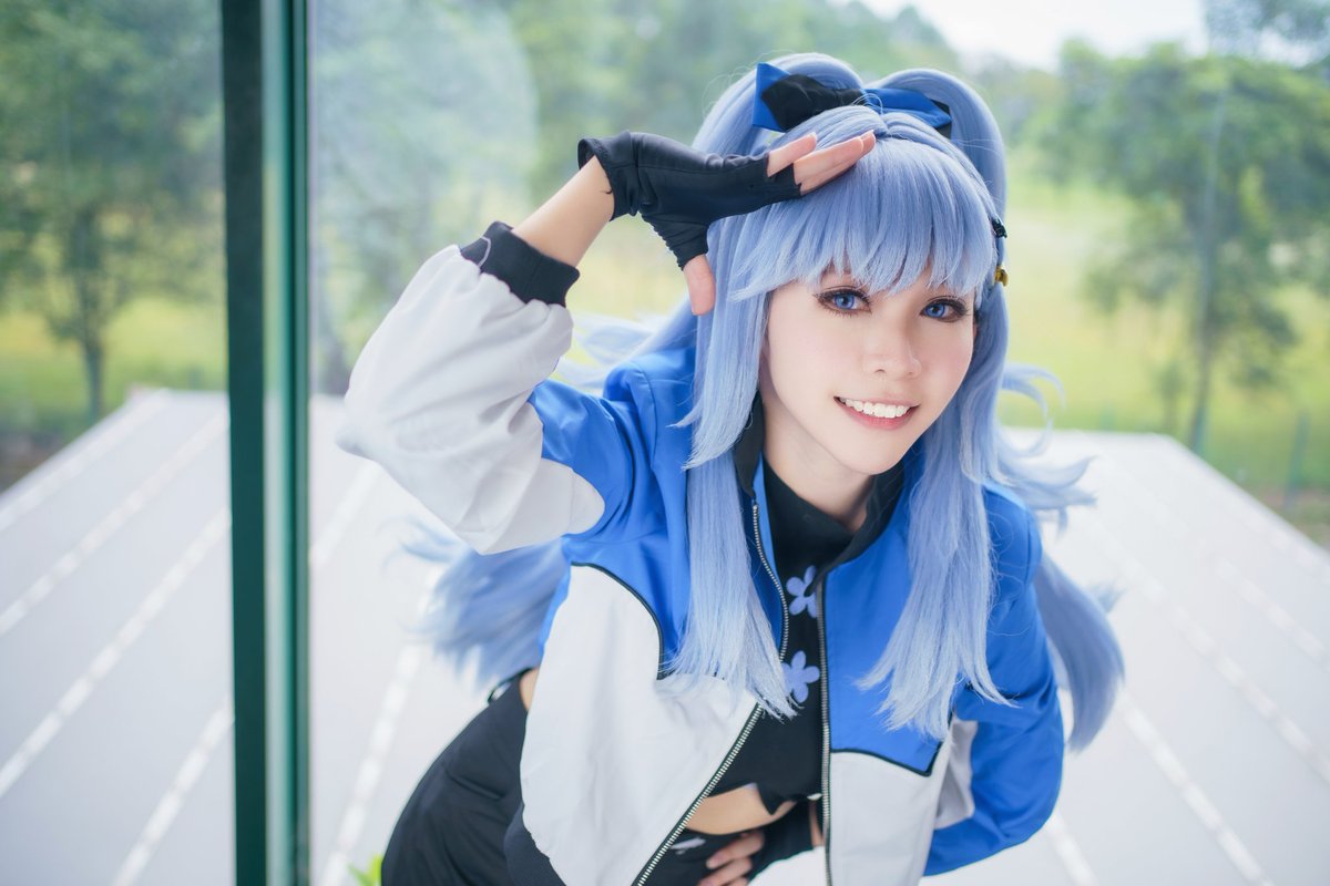 futaba_0219's tweet photo. iii 🎶🎤

📷：@RazrigPhotos 

#kobokanaeru #AeruSeni #hololive #holoID #cosplay #Vtuber #果波 https://t.co/sg2eypY1GD