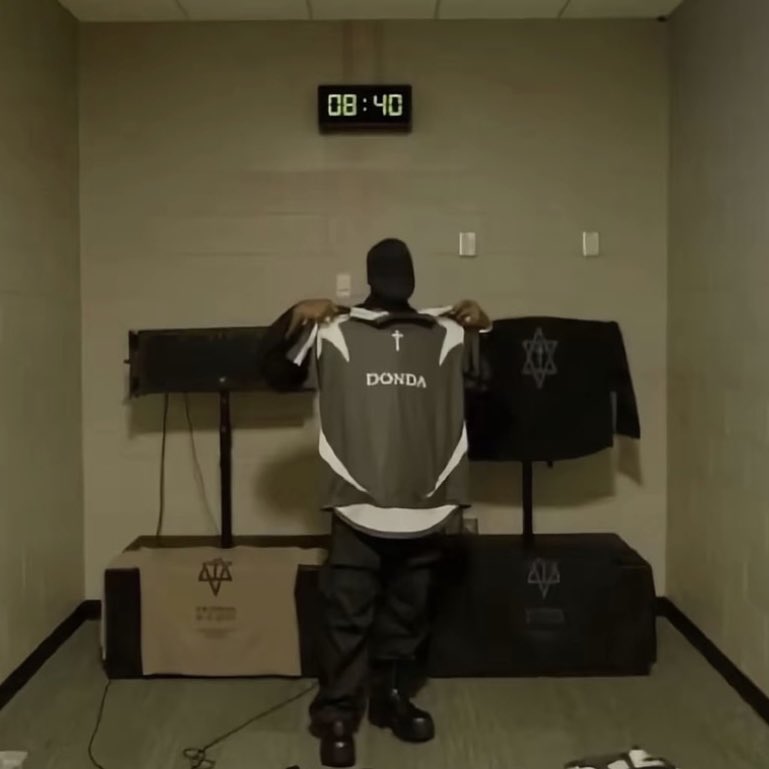 PewPeeMusic's tweet photo. Clips of the 24 hours Ye’s livestream before releasing Donda.

You won’t find the livestream on the internet no more. Now it’s lost media. https://t.co/oO3jvGhf3k