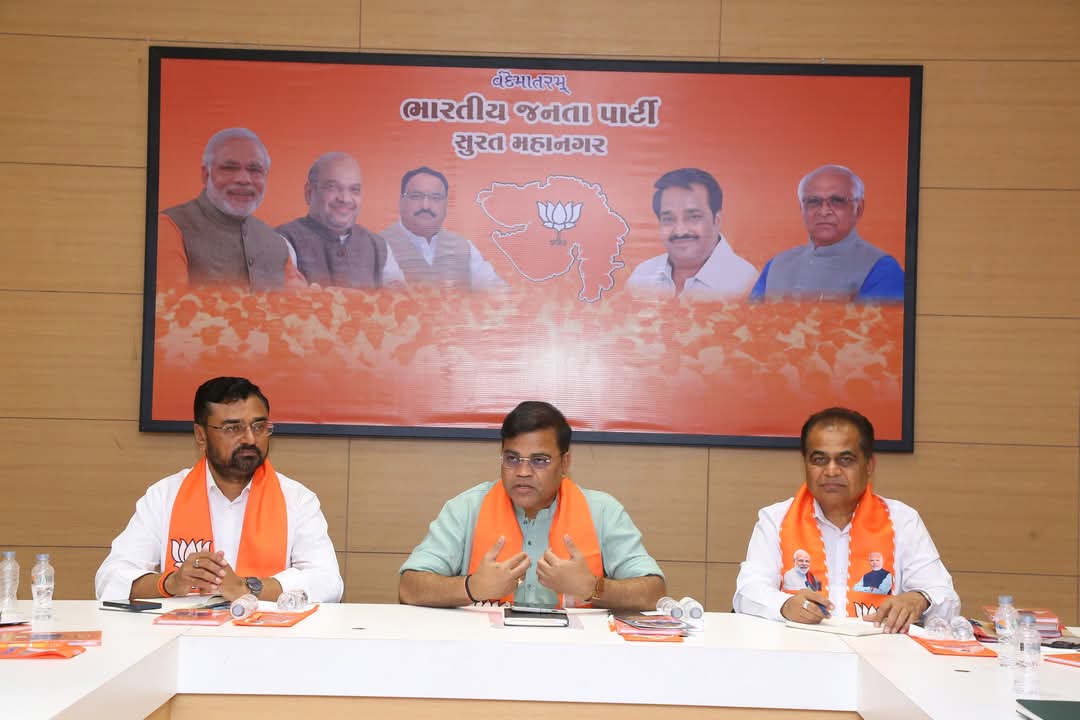 bjpneelrao's tweet photo. "મજબૂત સંગઠન - વિકસિત રાષ્ટ્ર"

ગુજરાત પ્રદેશ ભાજપના સંગઠન મહામંત્રી, કુશળ સંગઠક આદરણીય શ્રી રત્નાકરજી ની પ્રેરક ઉપસ્થિતિમાં “દક્ષિણ ઝોન”ની બેઠક ભાજપ કાર્યાલય, સુરત ખાતે યોજાઈ, જેમાં આગામી કાર્યક્રમો અંતર્ગત ચર્ચા કરી માર્ગદર્શન મેળવ્યું. https://t.co/MRrhPXX4HN