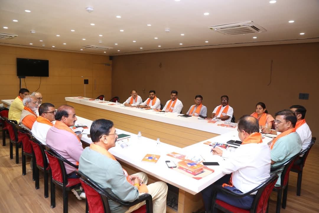 bjpneelrao's tweet photo. "મજબૂત સંગઠન - વિકસિત રાષ્ટ્ર"

ગુજરાત પ્રદેશ ભાજપના સંગઠન મહામંત્રી, કુશળ સંગઠક આદરણીય શ્રી રત્નાકરજી ની પ્રેરક ઉપસ્થિતિમાં “દક્ષિણ ઝોન”ની બેઠક ભાજપ કાર્યાલય, સુરત ખાતે યોજાઈ, જેમાં આગામી કાર્યક્રમો અંતર્ગત ચર્ચા કરી માર્ગદર્શન મેળવ્યું. https://t.co/MRrhPXX4HN
