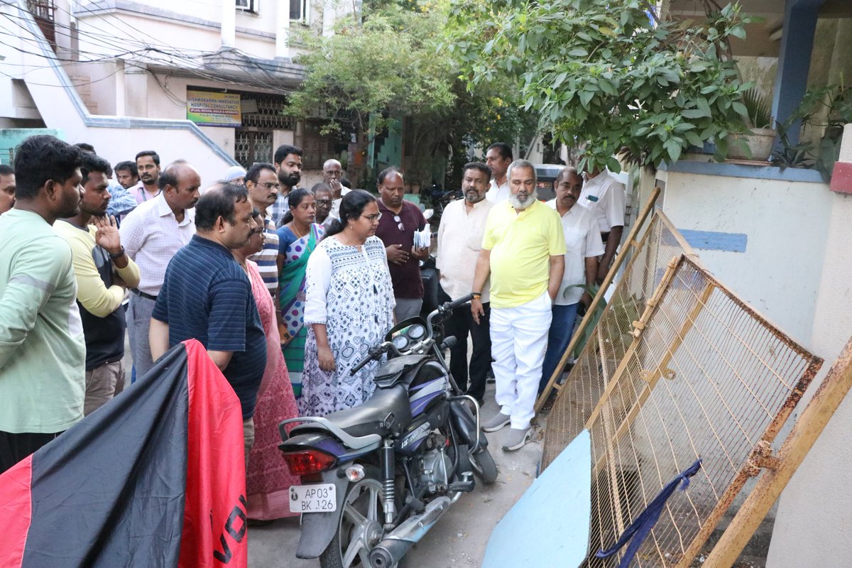 MCTTirupati's tweet photo. నగరంలోని 35 వ వార్దులో అధికారులతో కలసి పారిశుద్ధ్య పనులను పరిశీలిస్తున్న నగరపాలక సంస్థ కమిషనర్ ఎన్.మౌర్య ఐఏఎస్.
#maud_municipal #Tirupati #smartcity #mct #SwachhSurvekshan2024 #swachaandhra #SwachhBharat #CleanIndia #sanitation #TSCCL https://t.co/EhujcHoytE