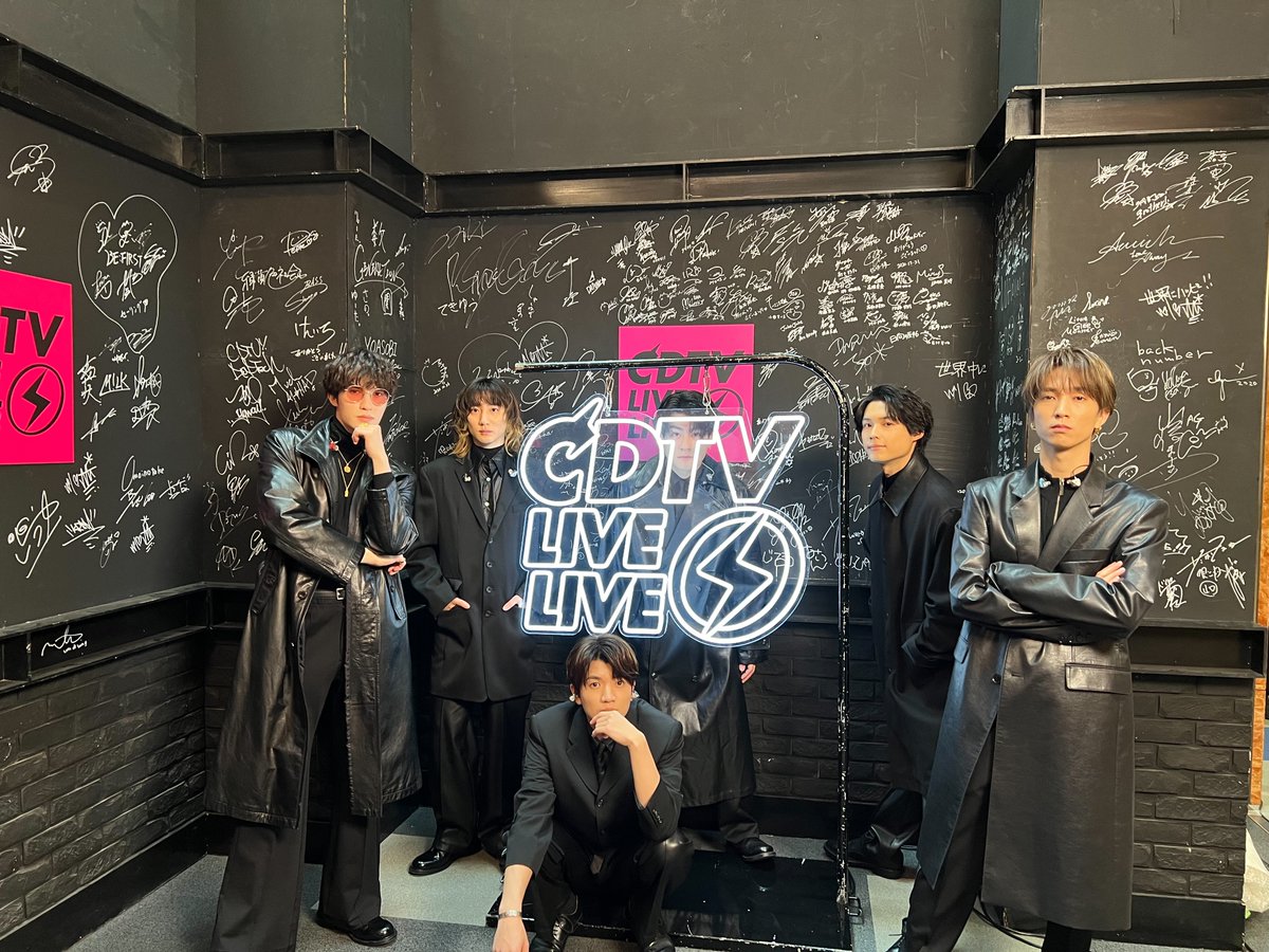 #CDTVライブライブ
今夜も激アツLIVEをお届け❤️‍🔥⚡️
本番直前ショットで実況中だよ📸

このあとは
#SixTONES が登場！

#ジェシー 主演映画主題歌としても話題の
「バリア」をテレビ初披露✨
フルサイズでお届け！

#TBS