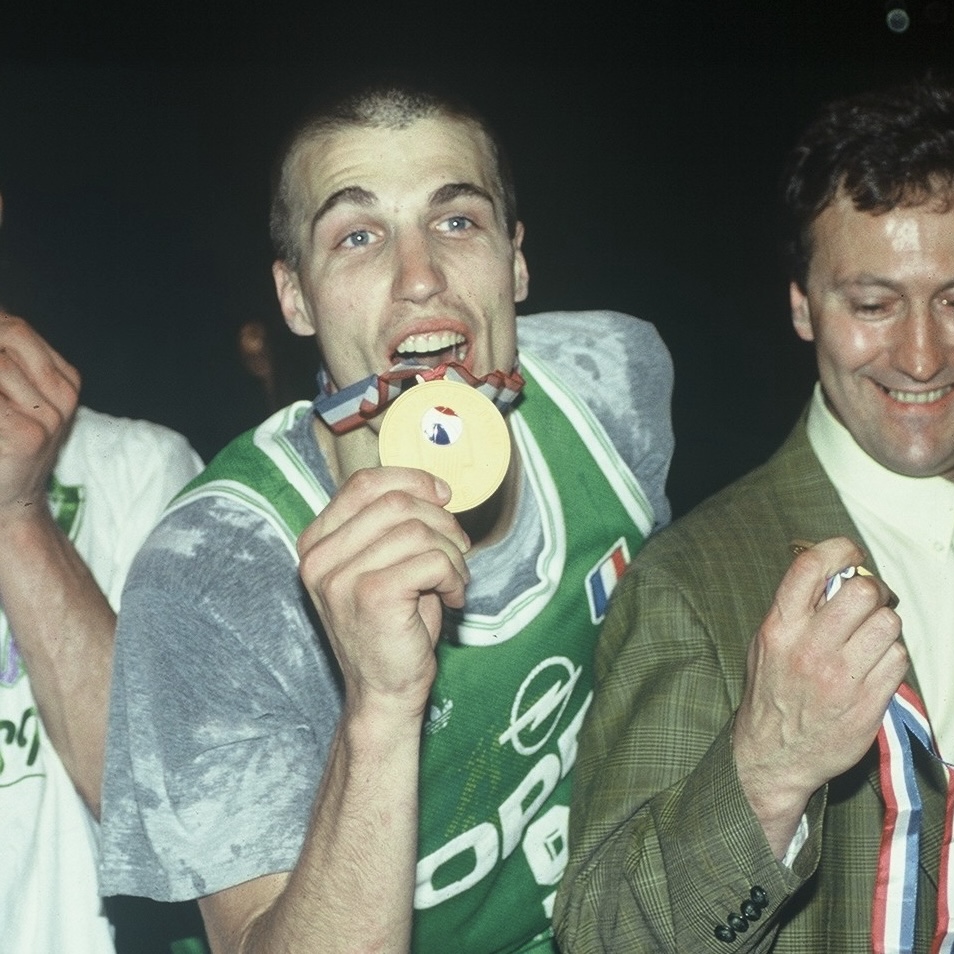 Betclic_ELITE's tweet photo. Stéphane Ostrowski fête ses 63 ans aujourd'hui 🎂

👑 Un palmarès hors norme : 4 fois Champion de France, 4 fois MVP français, 8 fois All Star, meilleur marqueur et meilleur rebondeur de l'histoire du championnat ... 

#LNBLegendes https://t.co/GOS9NeVg21