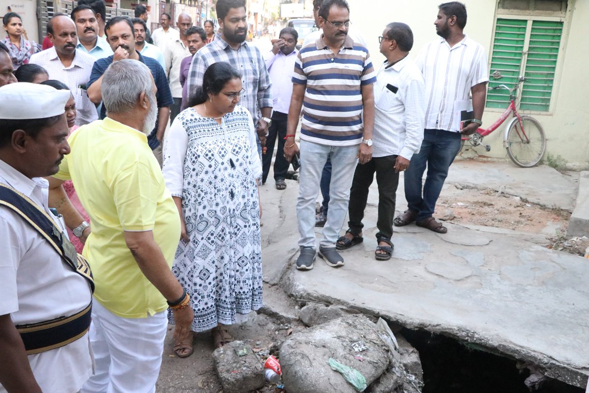 MCTTirupati's tweet photo. నగరంలోని 35 వ వార్దులో అధికారులతో కలసి పారిశుద్ధ్య పనులను పరిశీలిస్తున్న నగరపాలక సంస్థ కమిషనర్ ఎన్.మౌర్య ఐఏఎస్.
#maud_municipal #Tirupati #smartcity #mct #SwachhSurvekshan2024 #swachaandhra #SwachhBharat #CleanIndia #sanitation #TSCCL https://t.co/EhujcHoytE