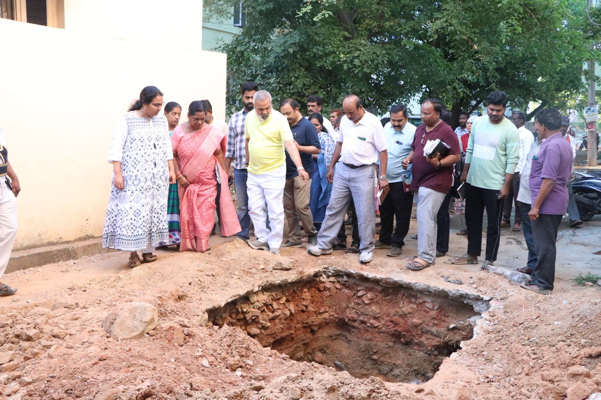 MCTTirupati's tweet photo. నగరంలోని 35 వ వార్దులో అధికారులతో కలసి పారిశుద్ధ్య పనులను పరిశీలిస్తున్న నగరపాలక సంస్థ కమిషనర్ ఎన్.మౌర్య ఐఏఎస్.
#maud_municipal #Tirupati #smartcity #mct #SwachhSurvekshan2024 #swachaandhra #SwachhBharat #CleanIndia #sanitation #TSCCL https://t.co/EhujcHoytE