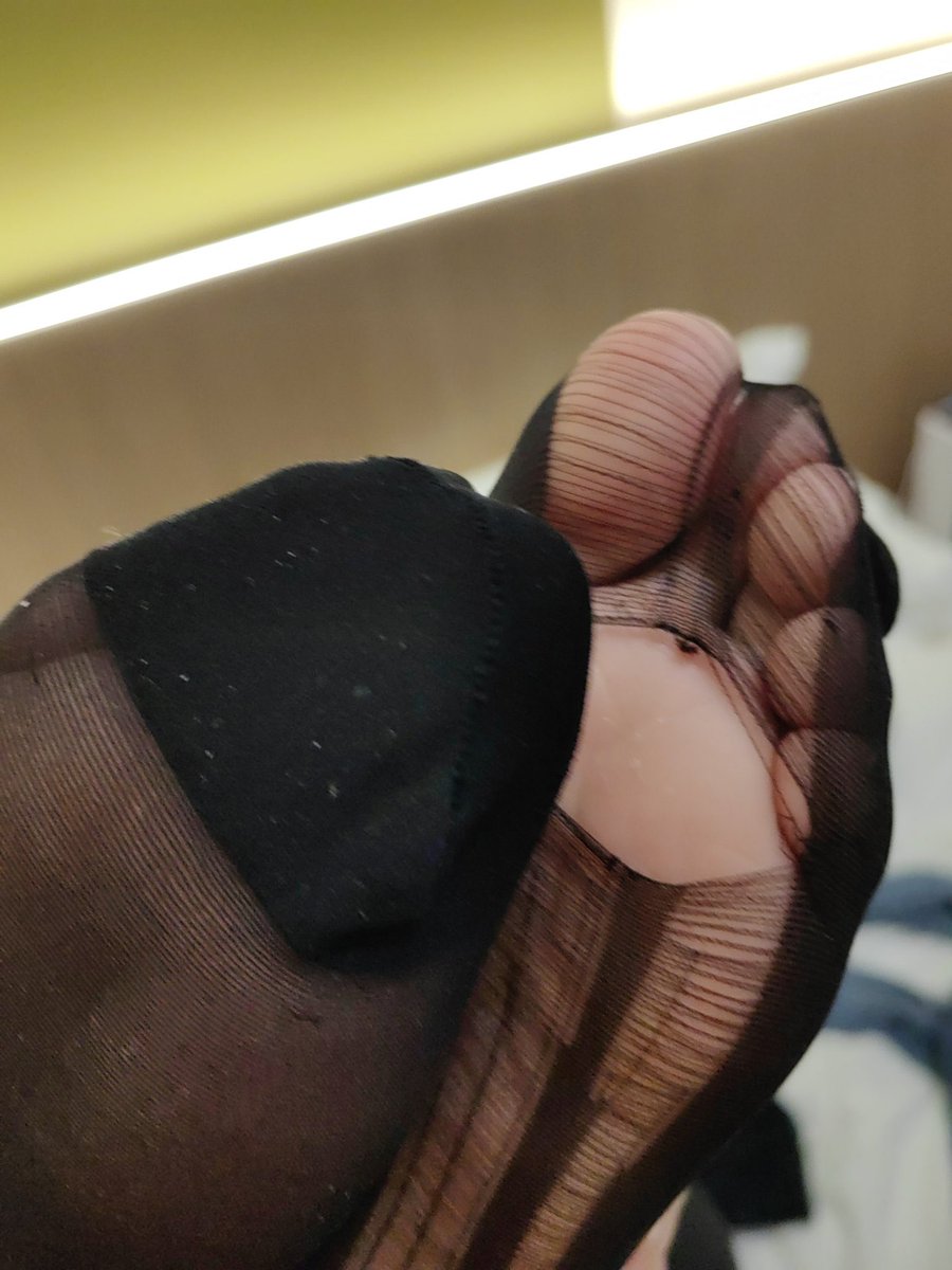 naiver_man's tweet photo. 网友投稿女友系列，女友酸臭脚，总是莫名有种想看女友狱卒被外人舔的想法！ https://t.co/CQ1g6nCNOK