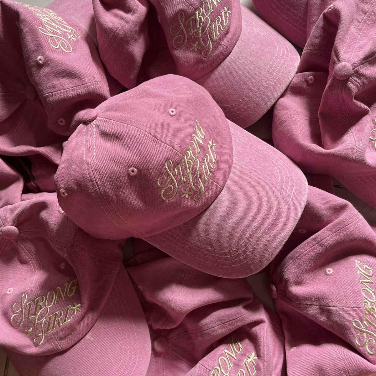 888feight's tweet image. hey #stronggirl are u team 🖤 or 🩷??