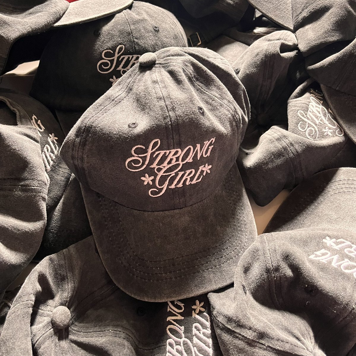 888feight's tweet image. hey #stronggirl are u team 🖤 or 🩷??