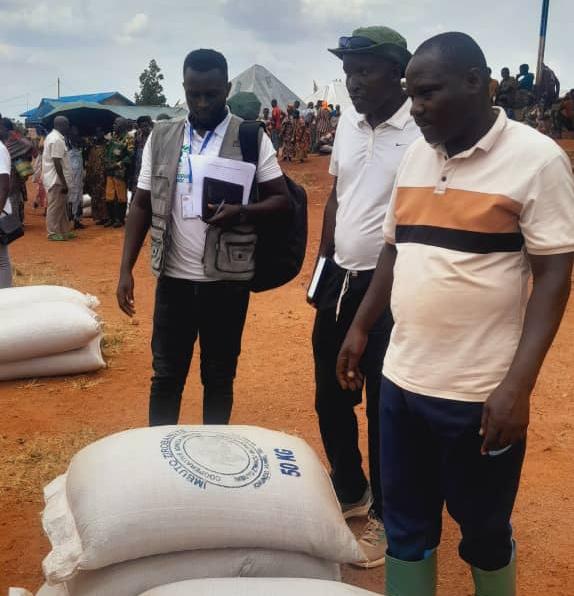 IntumwaNews's tweet photo. Solidarité face aux Aléas Climatiques : Distribution de Semences par l'ONG #WWGVC 🌱 à @CankuzoProvince.
Dans le cadre des mesures prises suite à la réunion avec le gouverneur, visant à venir en aide aux victimes des aléas climatiques, l'ONG #WWGVC a organisé une distribution de semences. Du 10 au 11 mars 2025, des semences de haricots 🌿 et de plantes maraîchères 🌽 ont été distribuées dans les communes de #Bugabira et #Busoni.
Cette initiative a pour objectif de soutenir les agriculteurs locaux et de relancer l’agriculture dans ces zones touchées par des conditions climatiques difficiles. Grâce à cette aide, les communautés pourront retrouver des moyens de subsistance et renforcer leur sécurité alimentaire.
L'ONG poursuit ainsi son engagement en offrant des solutions durables face aux défis imposés par les catastrophes naturelles. 🌍👩🌾