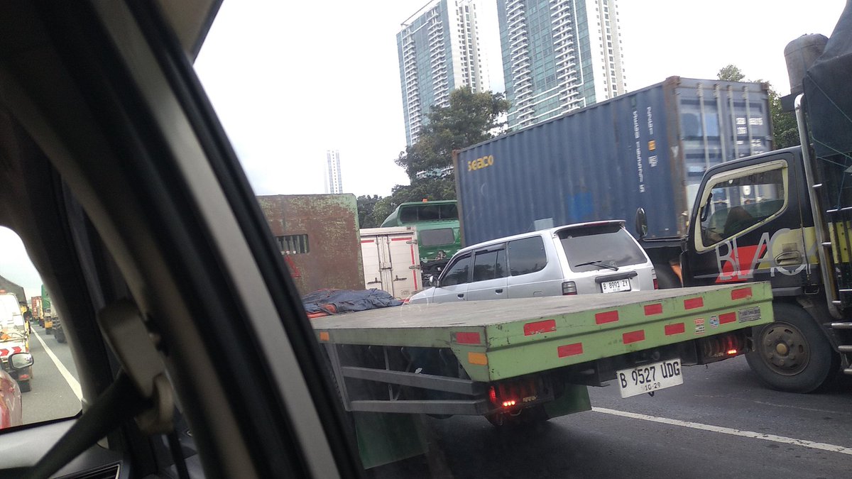 Agam_2000's tweet photo. @RadioElshinta @SonoraFM92 

Kemacetan mulai dari Gerbang Tol Cikupa Tangerang menuju Kembangan Jakarta https://t.co/S4cgxi7vdW